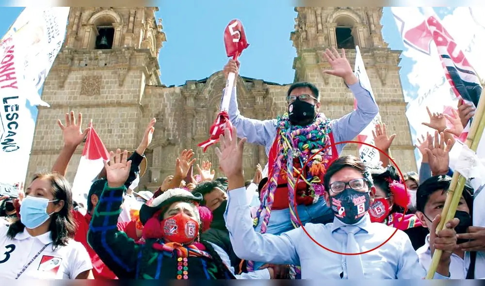 JUNTOS EN CAMPAÑA.  Congresista Carlos Zeballos junto al ahora exjefe de Migraciones-Puno, Roger Yonnhy Huanca Parrillo,  en campaña electoral.