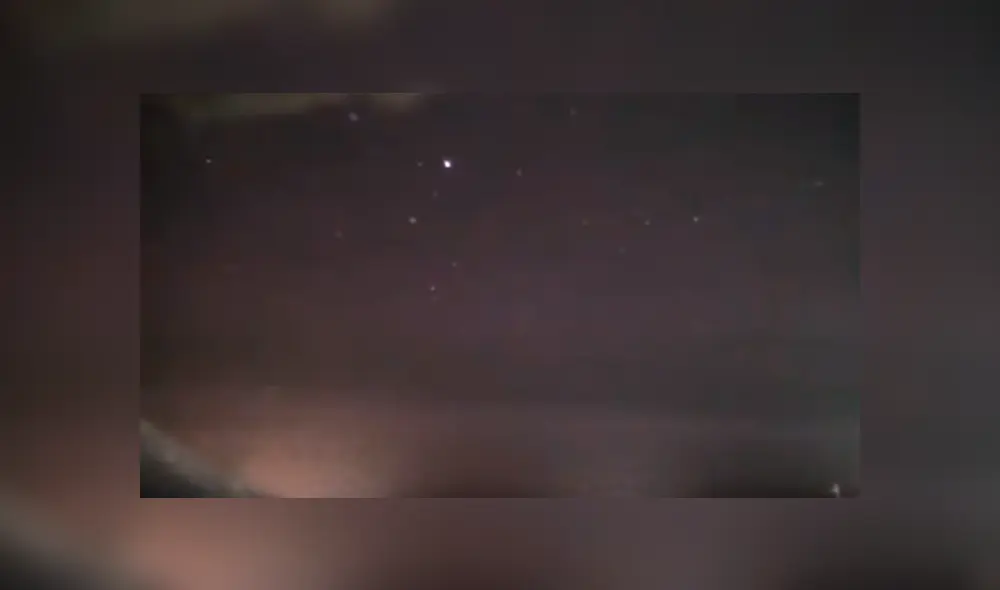 Desliza hacia la izquierda para ver el momento en un meteorito ilumina el cielo en Rusia. Viral de YouTube.