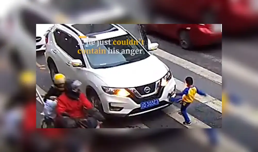 Vía YouTube. Cámaras de seguridad captaron la furiosa reacción que tuvo el pequeño tras ser embestido junto a su progenitora cuando cruzaban una avenida
