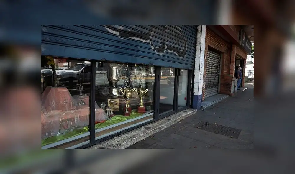 Un local comercial entreabierto durante la cuarentena por COVID-19 en Caracas, Venezuela, el pasado  28 de abril. Foto: EFE