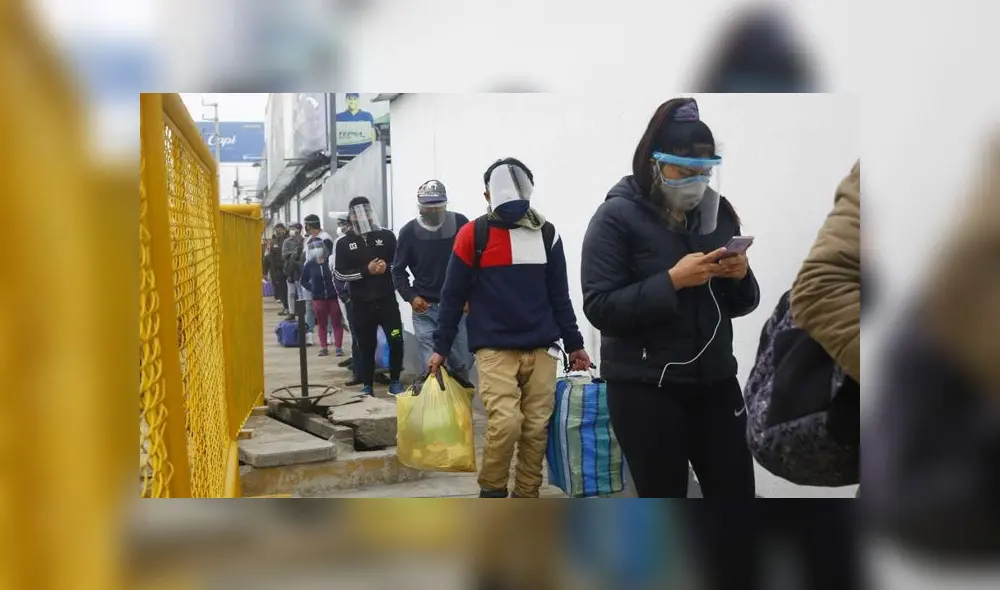 Pasajeros en el Terminal de Atocongo. Créditos: Félix Contreras / La República. Pasajeros en el Terminal de Atocongo. Créditos: Félix Contreras / La República.
