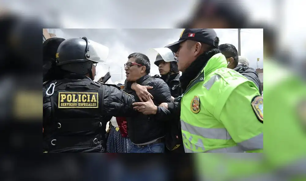 Policías intentaron detener a periodista que se encontraba ejerciendo su libertad de prensa Policías intentaron detener a periodista que se encontraba ejerciendo su libertad de prensa