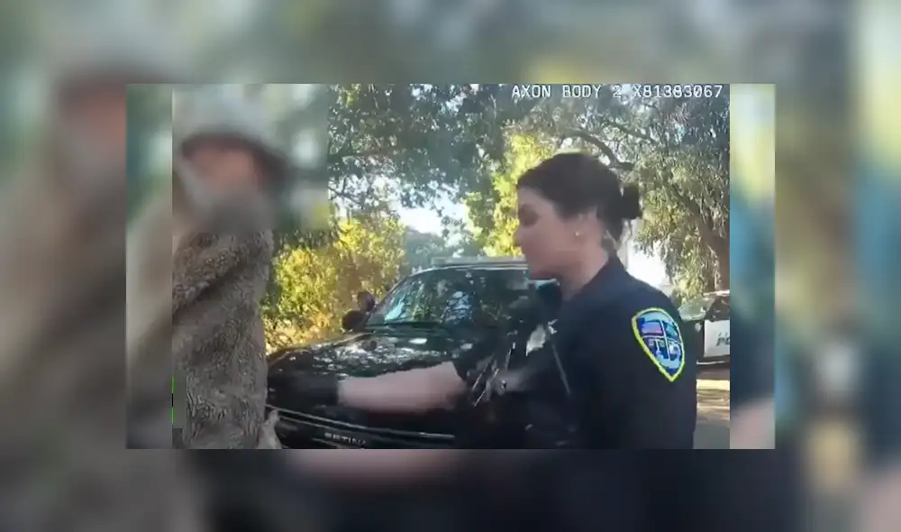 La graciosa reacción de la mujer por la intempestiva aparición del reptil desató más de una carcajada en sus compañeros y se ha hecho viral en YouTube