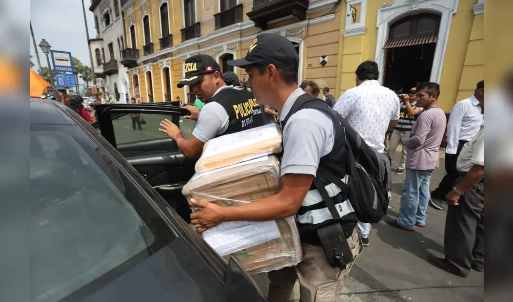 Agentes de la Policía Fiscal retiran los documentos incautados en el local de Fuerza Popular en Paseo Colón. Foto: Aldair Mejía / La República.