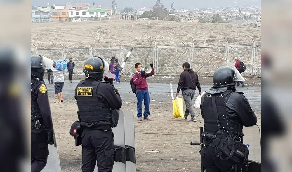 amenaza. Militares y policias protegen el aeropuerto.