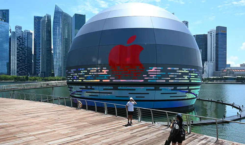 La nueva tienda se ubica en el agua frente a Marina Bay Sands. | Foto: Roslan Rahman / AFP