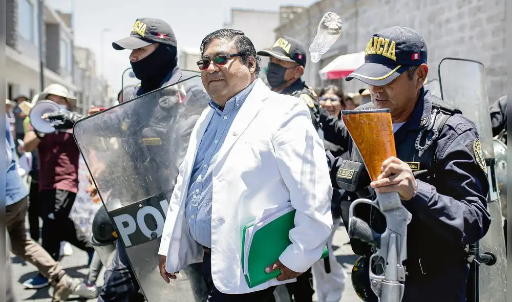 Rechazado. Funcionario de Salud se retira tras interpelación en Consejo Regional. Trabajadores afectados con reasignación de plazas lo agredieron. Rechazado. Funcionario de Salud se retira tras interpelación en Consejo Regional. Trabajadores afectados con reasignación de plazas lo agredieron.