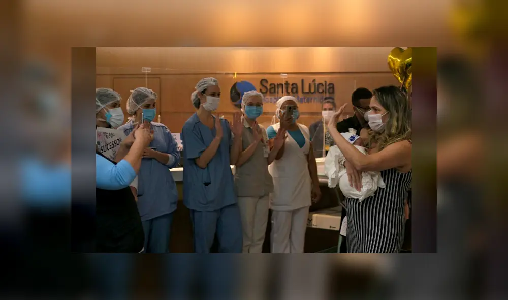 El personal médico aplaudiendo a Rusia mientras ella salía del hospital. | Foto: Ricardo Moraes / Reuters. El personal médico aplaudiendo a Rusia mientras ella salía del hospital. | Foto: Ricardo Moraes / Reuters.