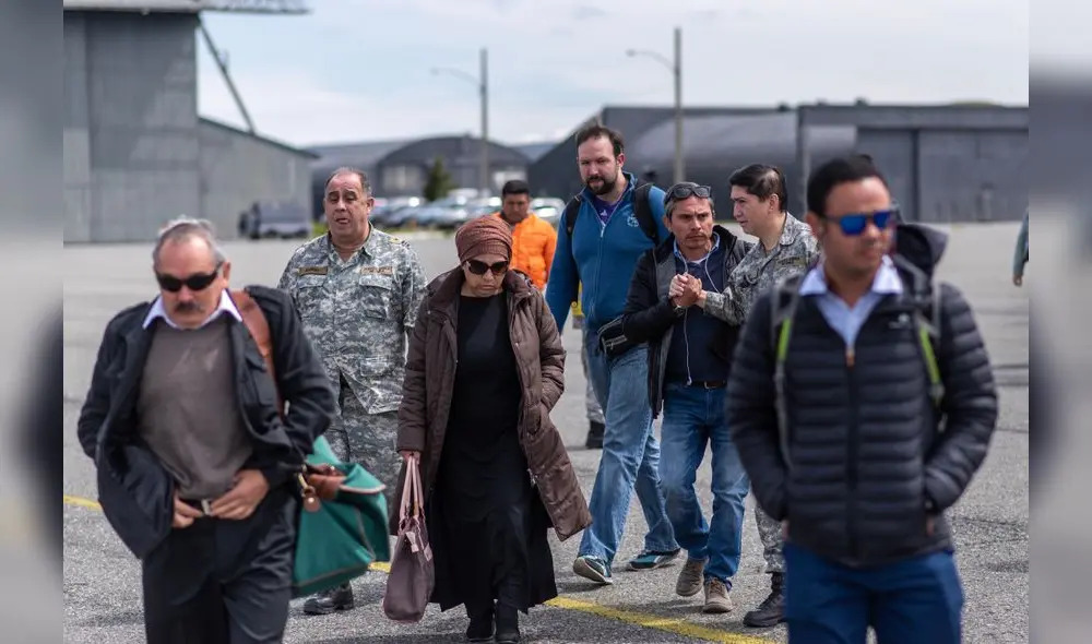 Restos de víctimas de avión chileno llegan a base militar en Punta Arenas. Foto: AFP.
