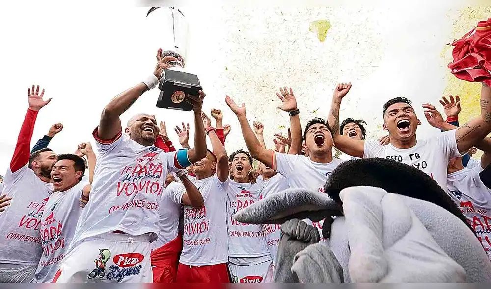 euforia. Molina levantó el trofeo de campeón de la Liga 2. Cienciano volvió al fútbol profesional por la puerta grande y goleando. El próximo año habrá clásico con Melgar.