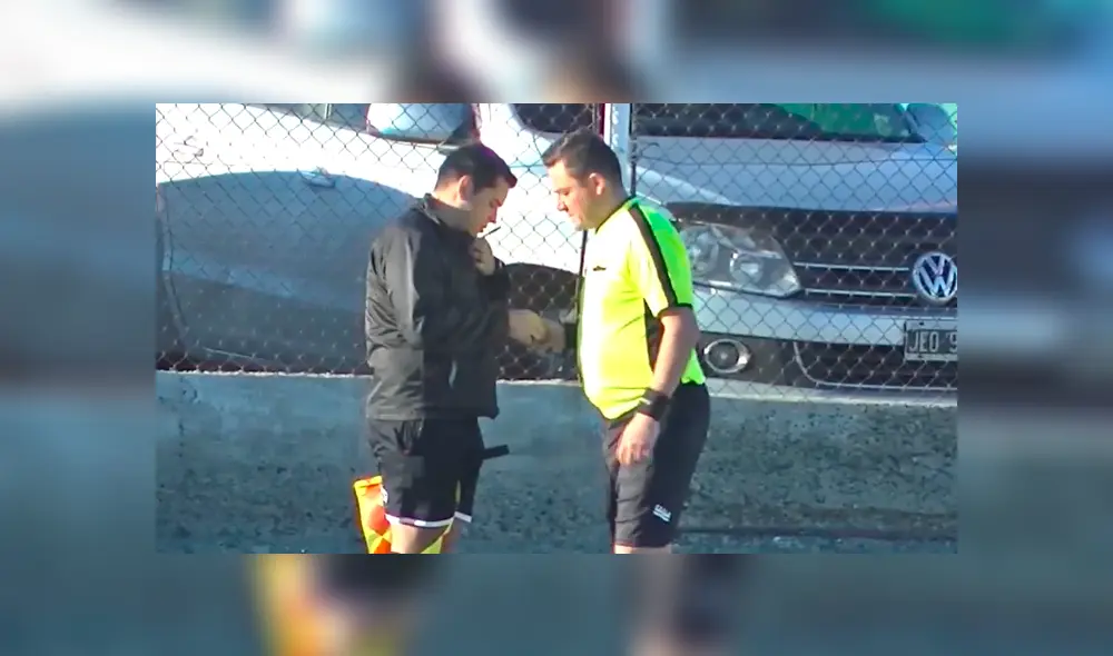 El árbitro Carlos Motto vivió un incómodo momento durante un partido de la Primera C de Argentina. La escena es viral en YouTube. El árbitro Carlos Motto vivió un incómodo momento durante un partido de la Primera C de Argentina. La escena es viral en YouTube.