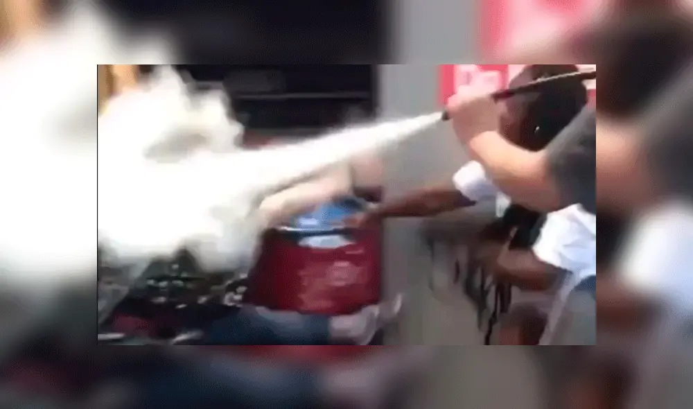 Un sujeto vació un chorro de extintor para incendios contra la mujer. Fuente: captura de pantalla.