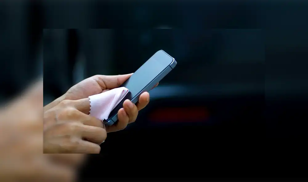 Los fabricantes de teléfonos recomiendan utilizar paños suaves sin pelusa o toallitas húmedas para desinfectar.