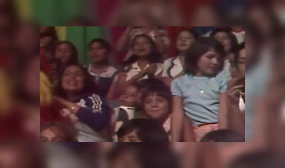 Desliza para ver más detalles de esta supuesta 'viajera del tiempo' que generó asombro en YouTube. Foto: Captura. Desliza para ver más detalles de esta supuesta 'viajera del tiempo' que generó asombro en YouTube. Foto: Captura.