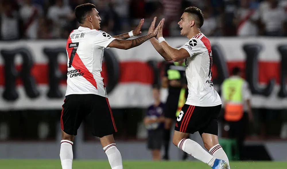 Matías Suárez y Santos Borré festejando el gol de la victoria de River sobre Banfield por la Superliga Argentina.
