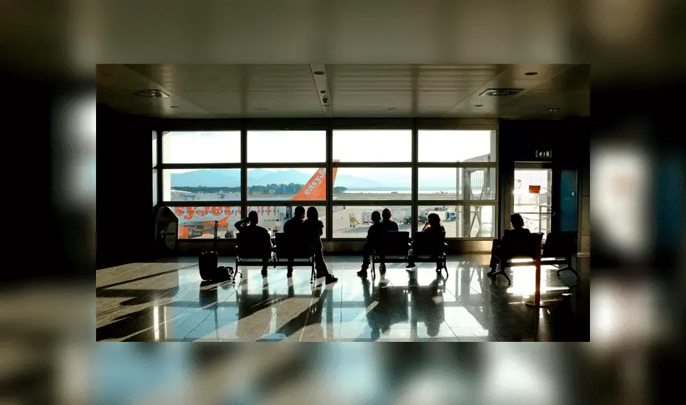 Turistas abren puerta de emergencia para detener vuelo que perdieron por demorarse en un bar