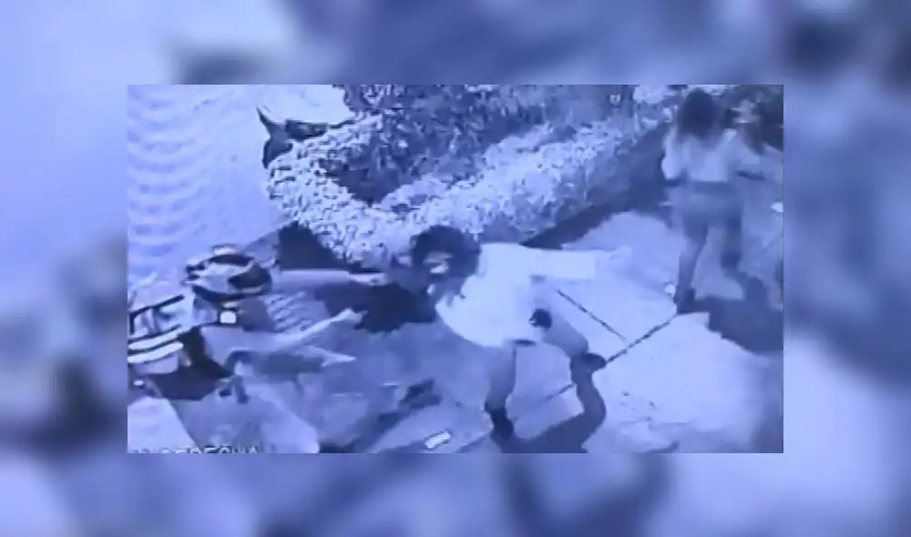 Según una de las víctimas, el delincuente estuvo nervioso durante el asalto. (Foto: Captura de video / América TV) Según una de las víctimas, el delincuente estuvo nervioso durante el asalto. (Foto: Captura de video / América TV)