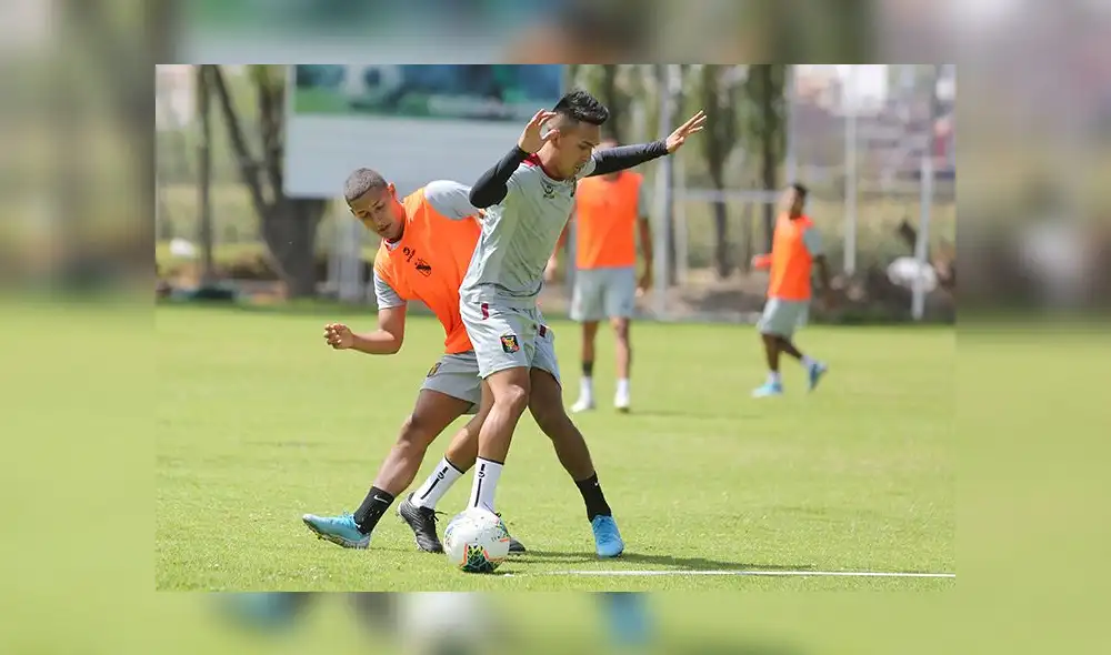Neyra y Rassmusen disputan el balón durante los pasados entrenamientos de FBC Melgar