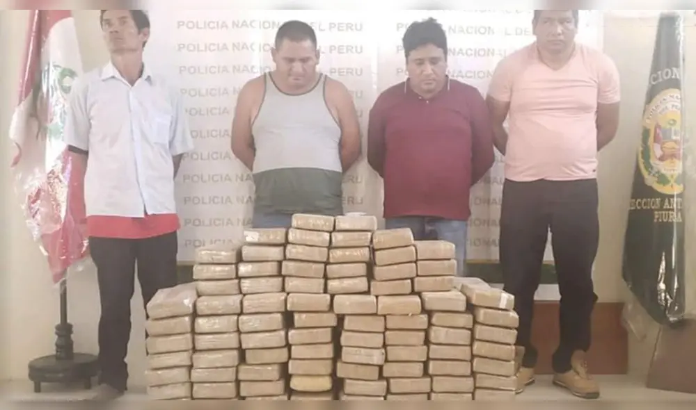 Sujetos quedaron en calidad de detenidos junto con mercadería ilegal. Sujetos quedaron en calidad de detenidos junto con mercadería ilegal.