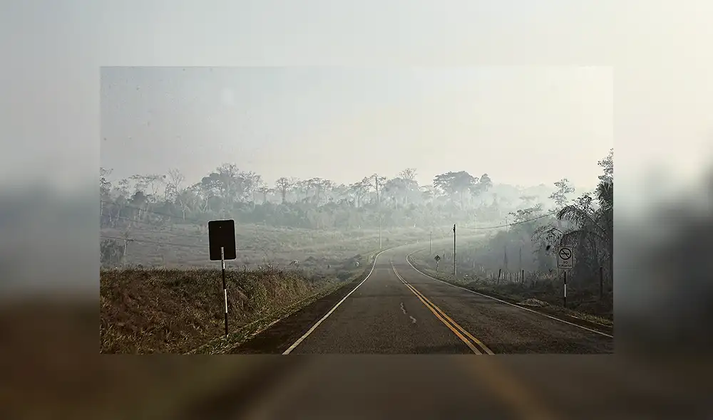 Nube gris. Humo y partículas de monóxido de carbono cubren el cielo de Madre de Dios. Nube gris. Humo y partículas de monóxido de carbono cubren el cielo de Madre de Dios.