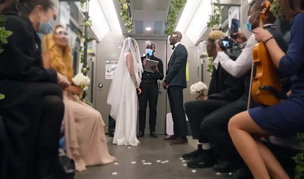 "Esta boda es un recordatorio de que incluso en 2020, el romance todavía no está muerto", comentó el falso novio. Foto: Elvin Mensah / YouTube "Esta boda es un recordatorio de que incluso en 2020, el romance todavía no está muerto", comentó el falso novio. Foto: Elvin Mensah / YouTube