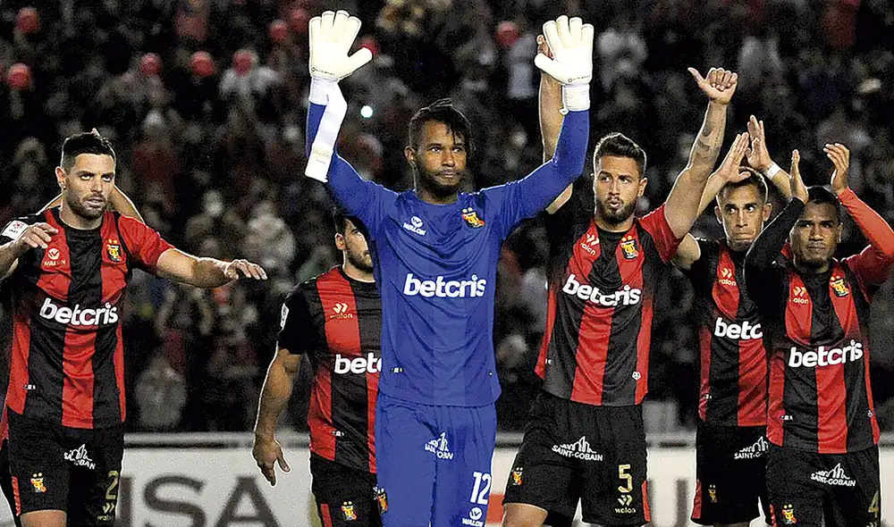 Confianza. Cáceda le da confianza a sus compañeros con la seguridad que impone en el arco. Foto: La República