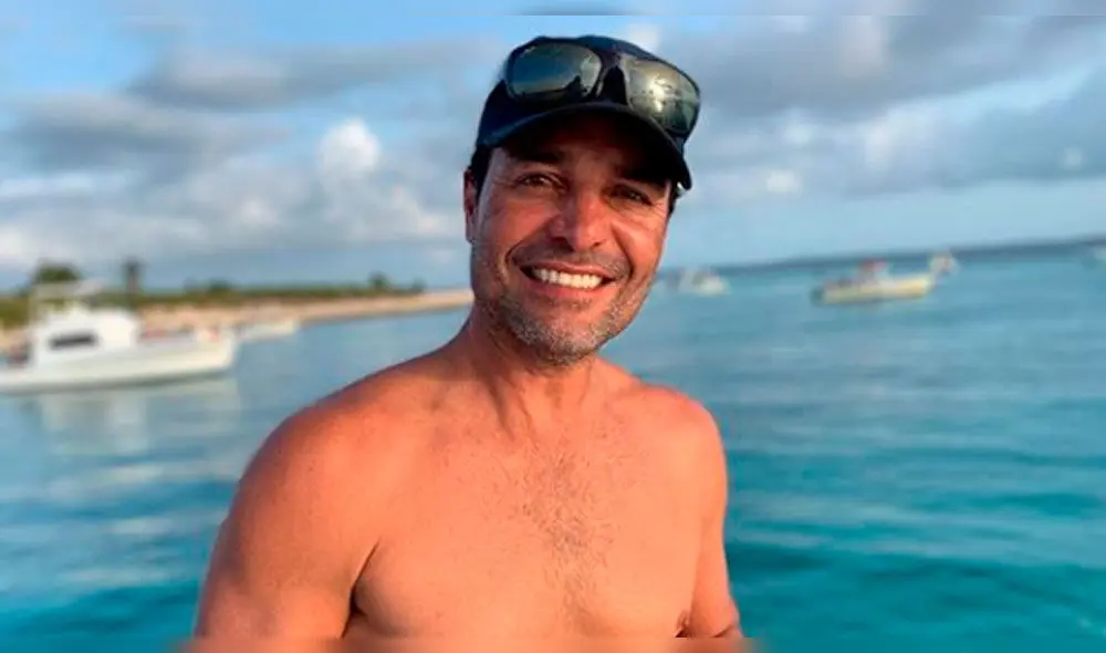 Chayanne se convierte en sensual Papá Noel