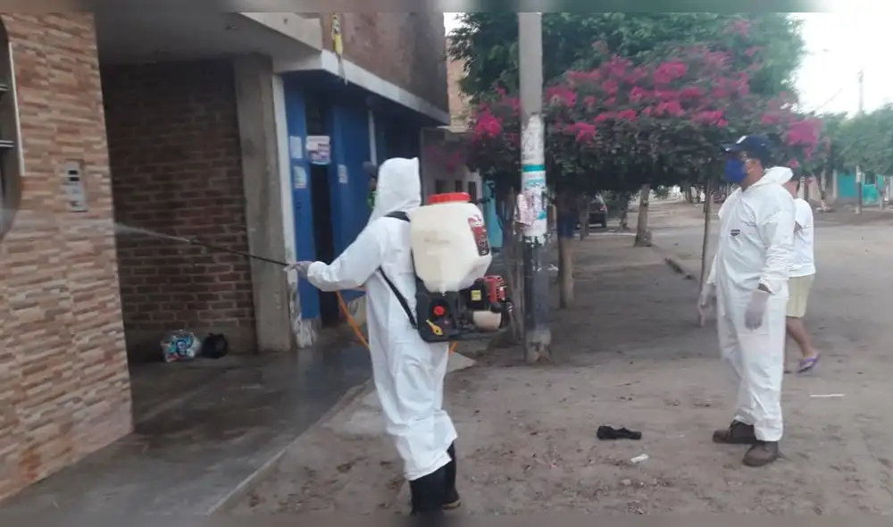 Pobladores de Pisci fumigan sus viviendas Pobladores de Pisci fumigan sus viviendas