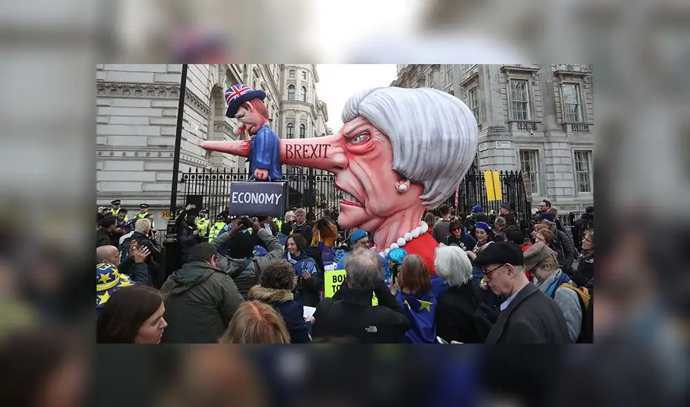 Una Theresa May amenazada mantiene las negociaciones en plena crisis por el Brexit