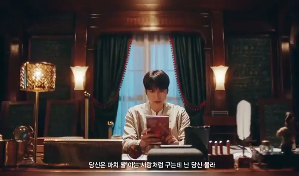 El emperador Lee Gon (Lee Min Ho) trata de resolver el misterio del portal que une a los dos mundos.