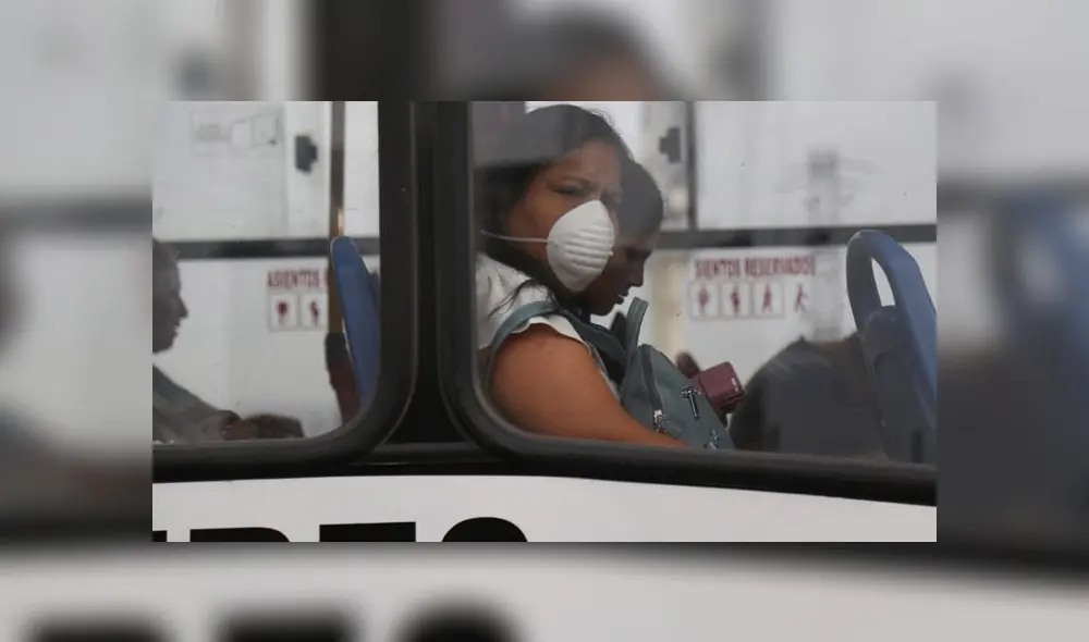 Pasajeros pugnan por subir a los buses, los cuales escasean y solo pueden llevar el 50% de lo normal. (Foto: Mauricio Malca / La República) Pasajeros pugnan por subir a los buses, los cuales escasean y solo pueden llevar el 50% de lo normal. (Foto: Mauricio Malca / La República)