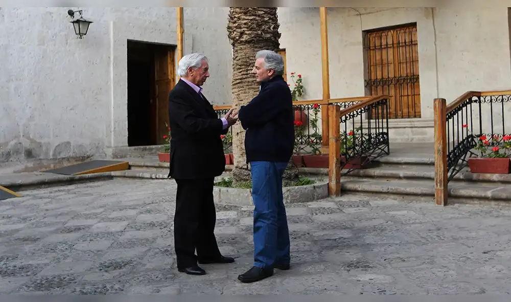 ESCRITOR MARIO VARGAS LLOSA EN TU TIERRA NATAL AREQUIPA RODANDO UN DOCUMENTAL ESCRITOR MARIO VARGAS LLOSA EN TU TIERRA NATAL AREQUIPA RODANDO UN DOCUMENTAL
