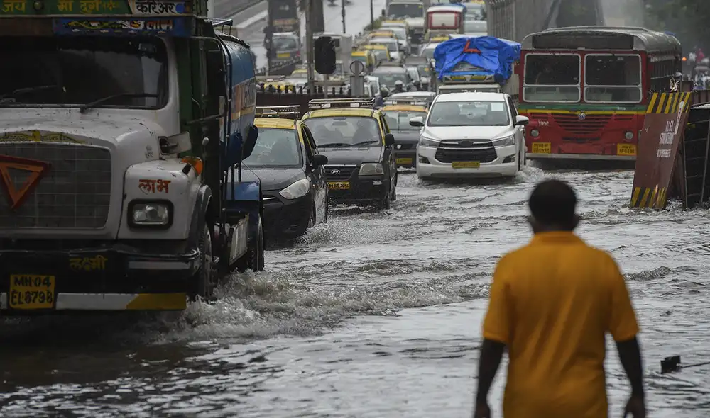 El Departamento de Meteorología de la India activó alertas rojas en varias regiones, ya que las fuertes lluvias van a continuar en los próximos días. Foto: Punit Paranjpe / AFP El Departamento de Meteorología de la India activó alertas rojas en varias regiones, ya que las fuertes lluvias van a continuar en los próximos días. Foto: Punit Paranjpe / AFP