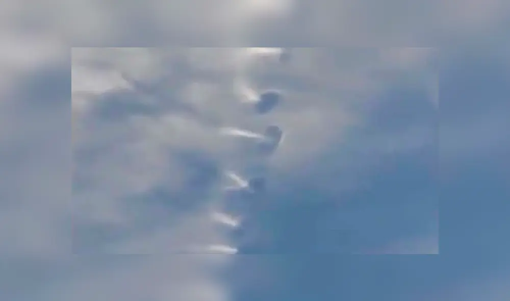 Video es viral en YouTube.  Un hombre grabó el preciso momento en que varias nubes se alinearon, como si fueran una escalera hacia el cielo. Foto: Captura.
