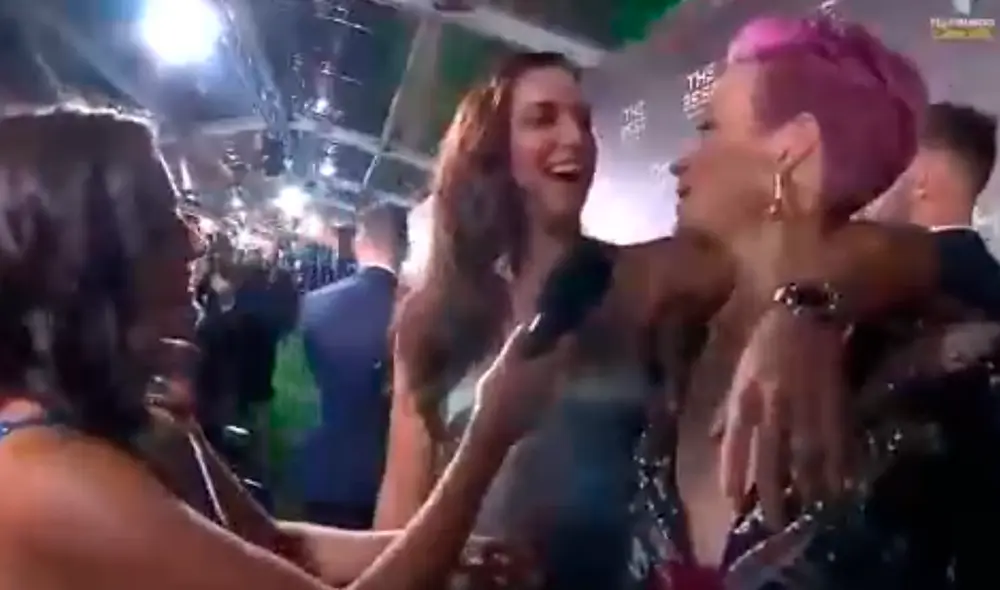 Las futbolistas norteamericanas Megan Rapinoe y Alex Morgan dejaron de hablar en medio de una entrevista en la alfombra roja de los premios The Best para voltearse a ver el ingreso de Lionel Messi a la gala celebrada en Milán. Las futbolistas norteamericanas Megan Rapinoe y Alex Morgan dejaron de hablar en medio de una entrevista en la alfombra roja de los premios The Best para voltearse a ver el ingreso de Lionel Messi a la gala celebrada en Milán.