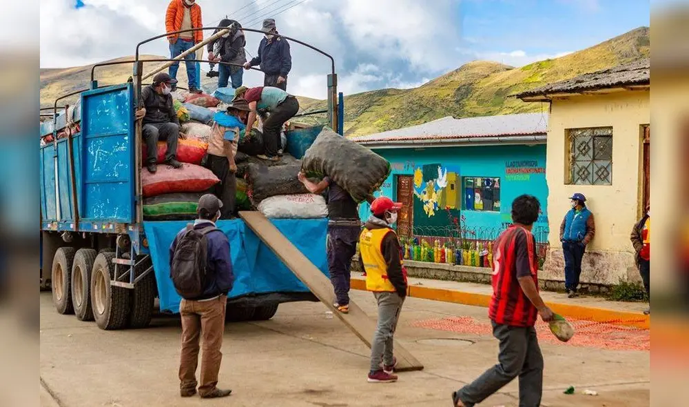 Municipio cargó dos camiones llenos de productos. Municipio cargó dos camiones llenos de productos.