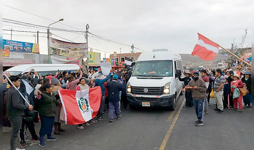 rumo a lima. Ayer partió una delegación de manifestantes desde Arequipa a Lima para participar en la movilización. Se estiman 600 manifestantes.