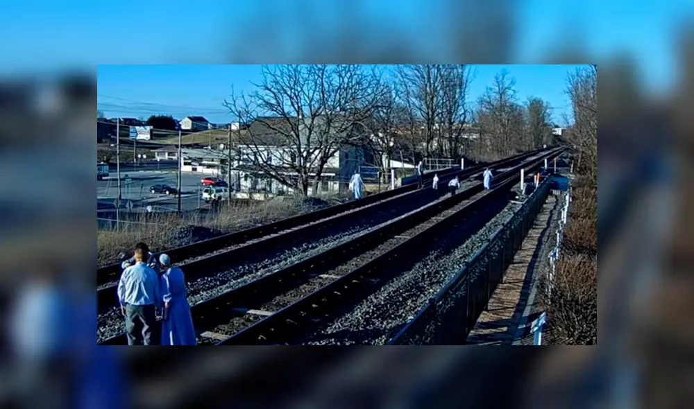 Vía YouTube. Una imprudente familia puso en peligro su vida al intentar fotografiarse en las vías del tren.