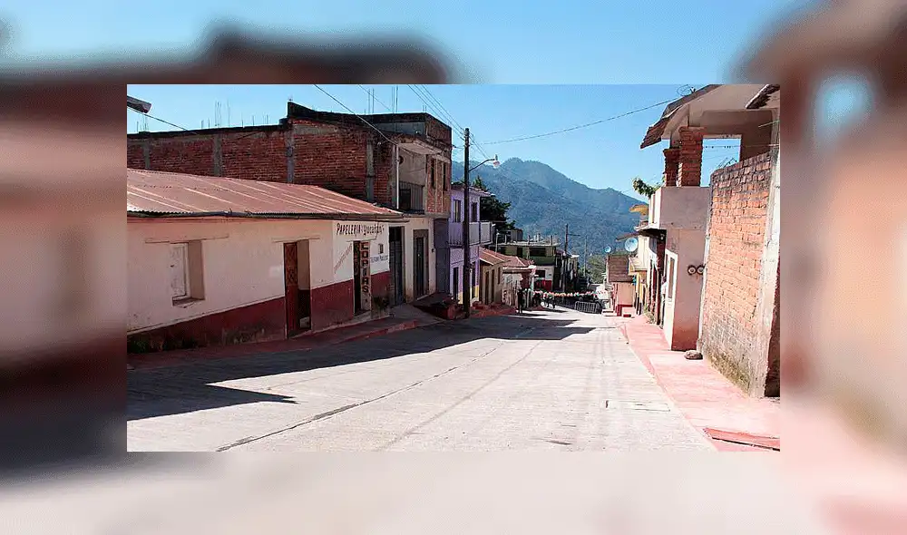 Pobladores amarran a su alcalde para exigir que cumpla promesas de campaña