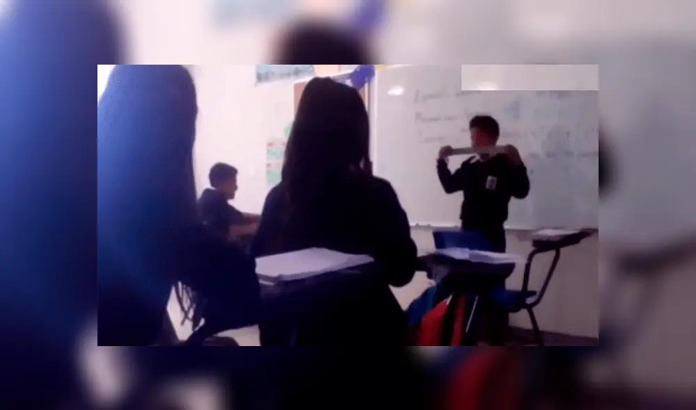 Alumno colocándose la cinta en la boca.