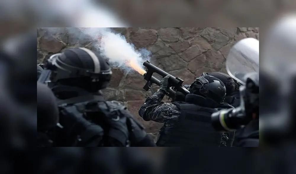 Los policías han recurrido frecuentemente a las bombas lacrimógenas. Foto: EFE Los policías han recurrido frecuentemente a las bombas lacrimógenas. Foto: EFE