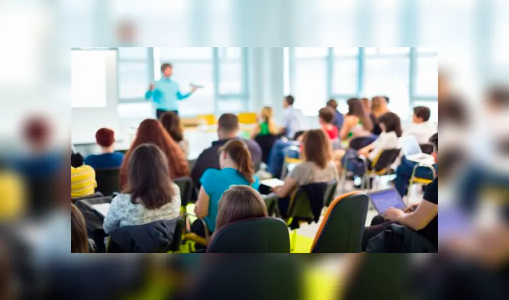 Madre golpea a la profesora de su hija durante una reunión escolar 