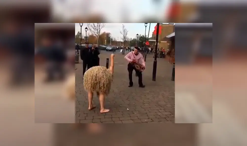 En YouTube, un artista callejero dio tremenda sorpresa a transeúntes al colocarse un disfraz de avestruz. En YouTube, un artista callejero dio tremenda sorpresa a transeúntes al colocarse un disfraz de avestruz.