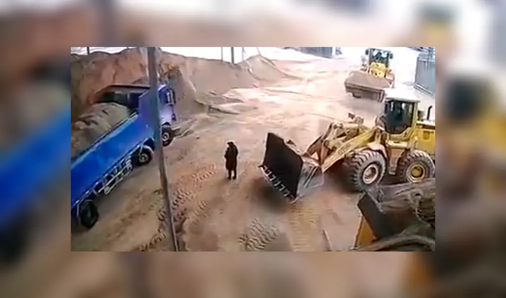 YouTube viral: tractor captura por error a hombre, lo baña en arena y lo arroja a contenedor [VIDEO]