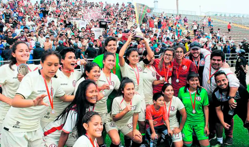 Festejan. Universitario fue el mejor equipo del torneo, sobrepasaron la valla de los 100 goles y no perdieron ningún partido. Festejan. Universitario fue el mejor equipo del torneo, sobrepasaron la valla de los 100 goles y no perdieron ningún partido.