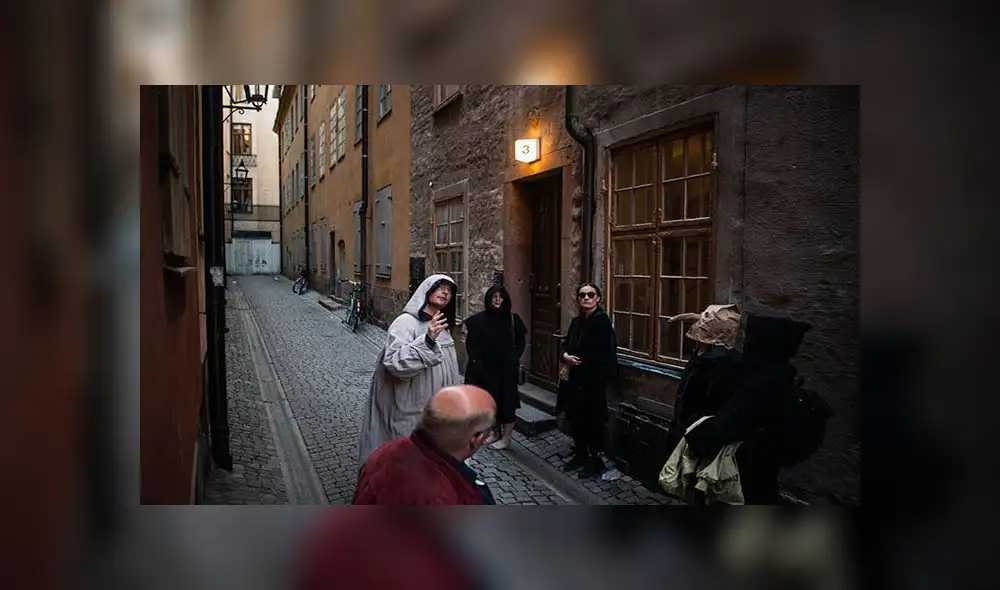 Anderson (i) trata de impulsar su negocio ofreciendo recorridos cansados ​​por el coronavirus y de las pandemias anteriores de la ciudad. Foto: AFP