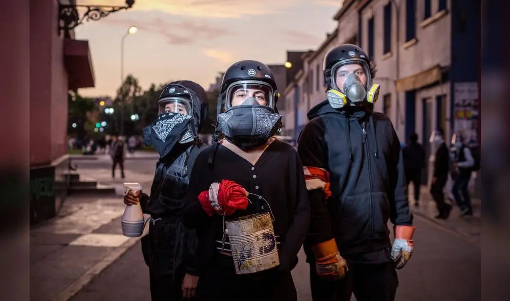 Las brigadas de desactivación se formaron para proteger a los manifestantes del efecto de las bombas lacrimógenas. Crédito: John Reyes Las brigadas de desactivación se formaron para proteger a los manifestantes del efecto de las bombas lacrimógenas. Crédito: John Reyes
