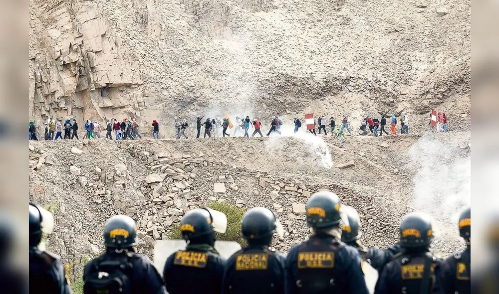 Alturas. Opositores a la minería en el Valle de Tambo quisieron llegar a la Panamericana cruzando cerros. La policía les salió al paso y se generó el caos. Alturas. Opositores a la minería en el Valle de Tambo quisieron llegar a la Panamericana cruzando cerros. La policía les salió al paso y se generó el caos.