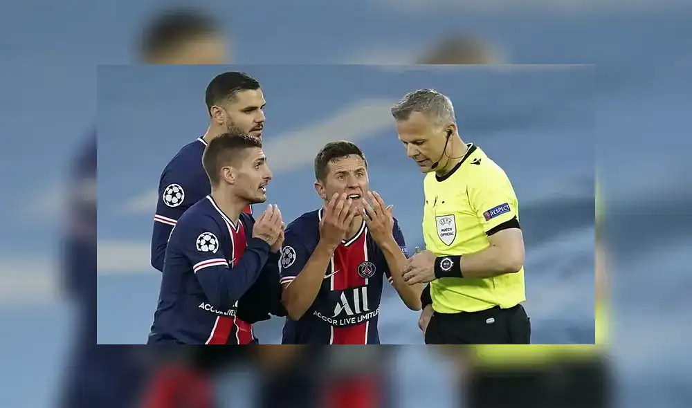 Jugadores del PSG no quedaron conformes con la actuación del árbitro. Foto: AP