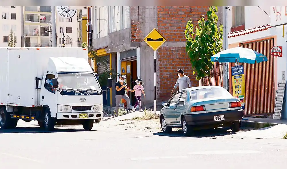 a escondidas. Padres sacaron a algunos de sus hijos en Arequipa, pese a prohibición. Psicólogos sostienen que niños aguantan más el encierro. a escondidas. Padres sacaron a algunos de sus hijos en Arequipa, pese a prohibición. Psicólogos sostienen que niños aguantan más el encierro.